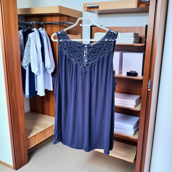 RIcki's Tunic with Lace Detail on Front - Size XL - Picture 1 of 2